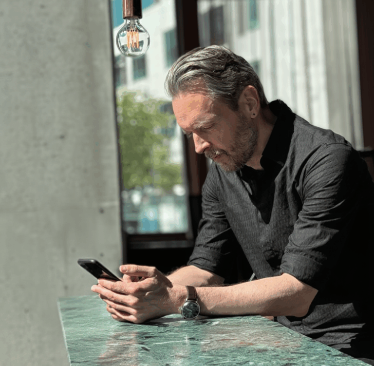 Mand checker sin telefon